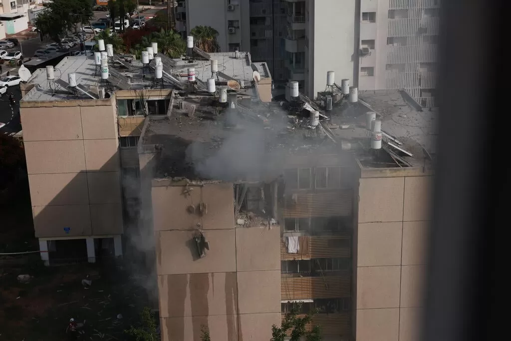 لحظة سقوط صاروخ قسامي على مبنى سكني في تل أبيب