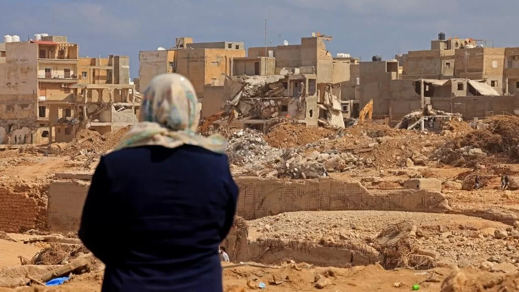 أحد الناجين ينظر إلى أنقاض المباني المدمرة بعد الفيضانات القاتلة في درنة الليبية