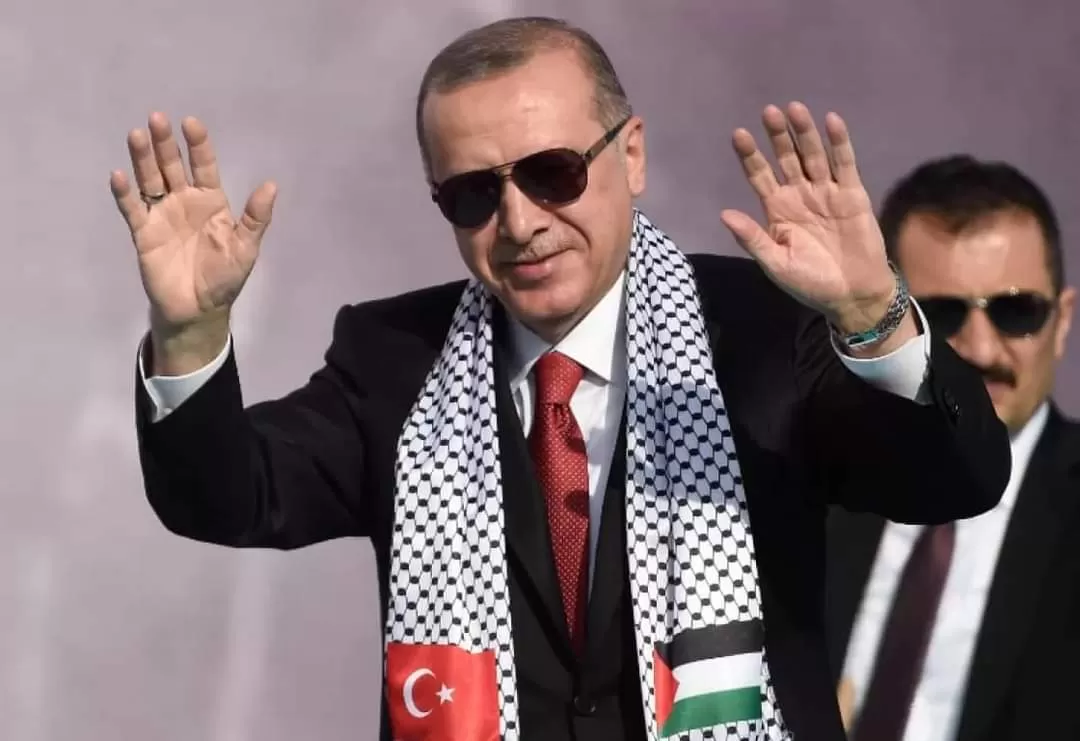 أردوغان يتوشح الكوفية الفلسطينية
