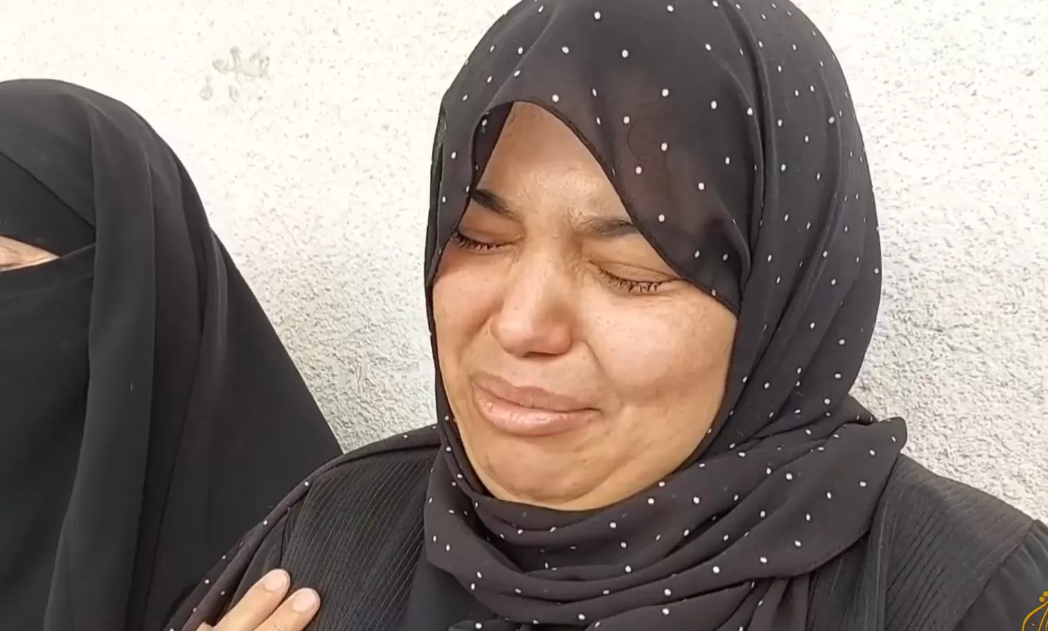 أم فلسطينية تودع أطفالها الأربعة