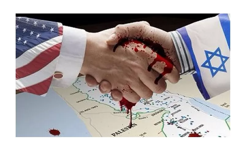 رسما عليهما علم أمريكا وإسرائيل.. يدان ملطختان بدماء تتقاطر فوق خريطة فلسطين