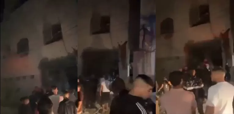 أهالي غزة يتفقدون الأضرار في مسجد الأنصاري