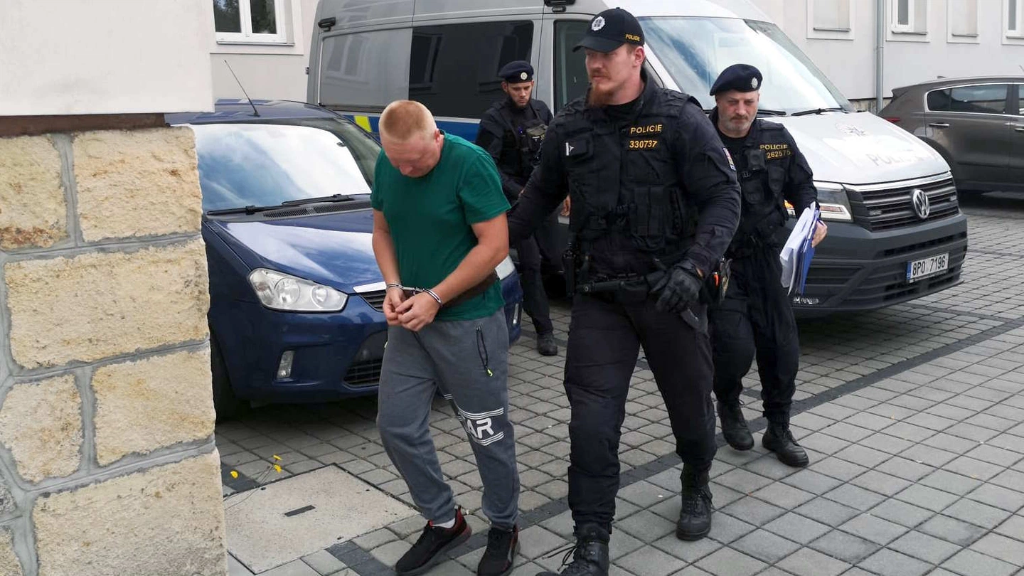 أوكراني يفجر زوجته