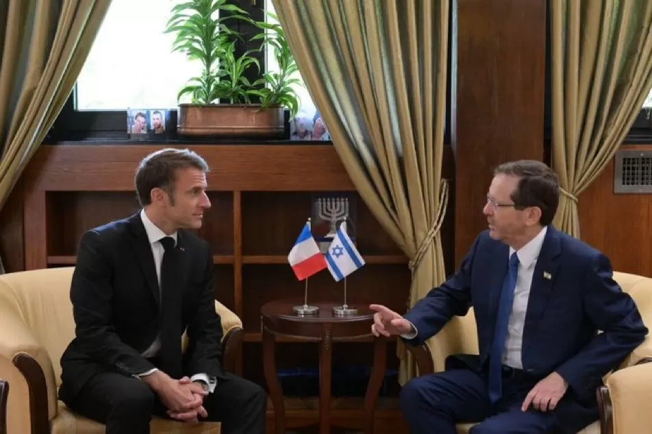 الرئيس الإسرائيلي اسحق هرتسوغ ونظيره الفرنسي ايمانويل ماكرون