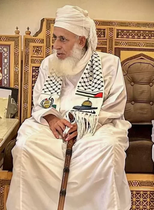 الشيخ أحمد بن حمد الخليلي يتوشح الكوفية الفلسطينية