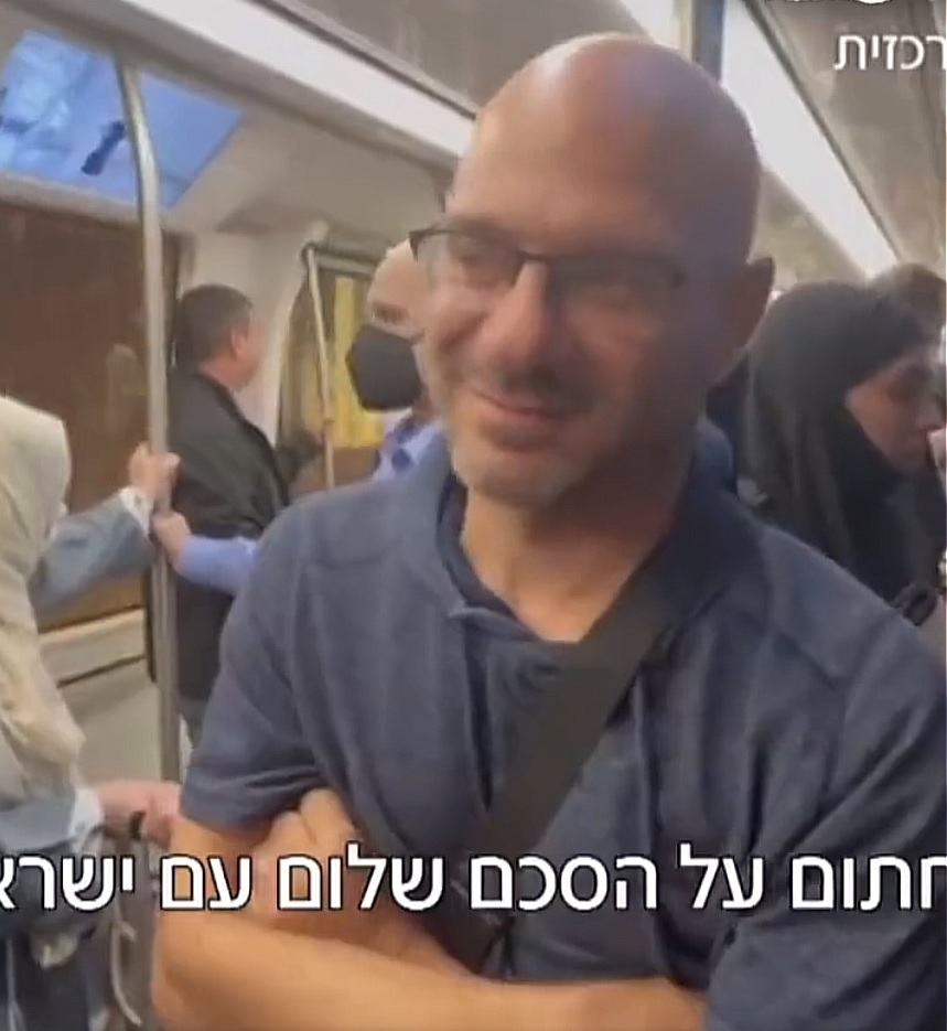 الصحفي الاسرائيلي ايهود بن حمو في قطار بمدينة جدة السعودية