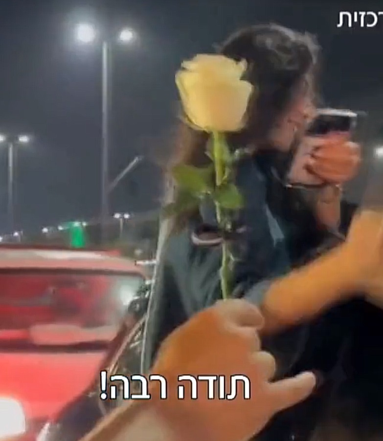 الصحفي الاسرائيلي ايهود بن حمو يهدي فتاة سعودية وردة 
