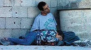 مشهد احتماء الطفل الشهيد محمد الدرة ووالده جمال الدرة ببرميل إسمنتي أثناء إطلاق نار من الاحتلال في انتفاضة 2000