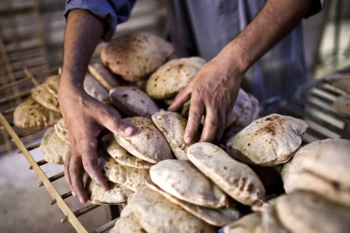 قالت مجلة "الإيكونوميست" البريطانية العريقة في تقرير لها، إن مصر لن تكون قادرة على دعم "الخبز" الذي يعتبر مصدر الحياة بالنسبة للمصريين مما يترتب عليه عواقب عديدة.