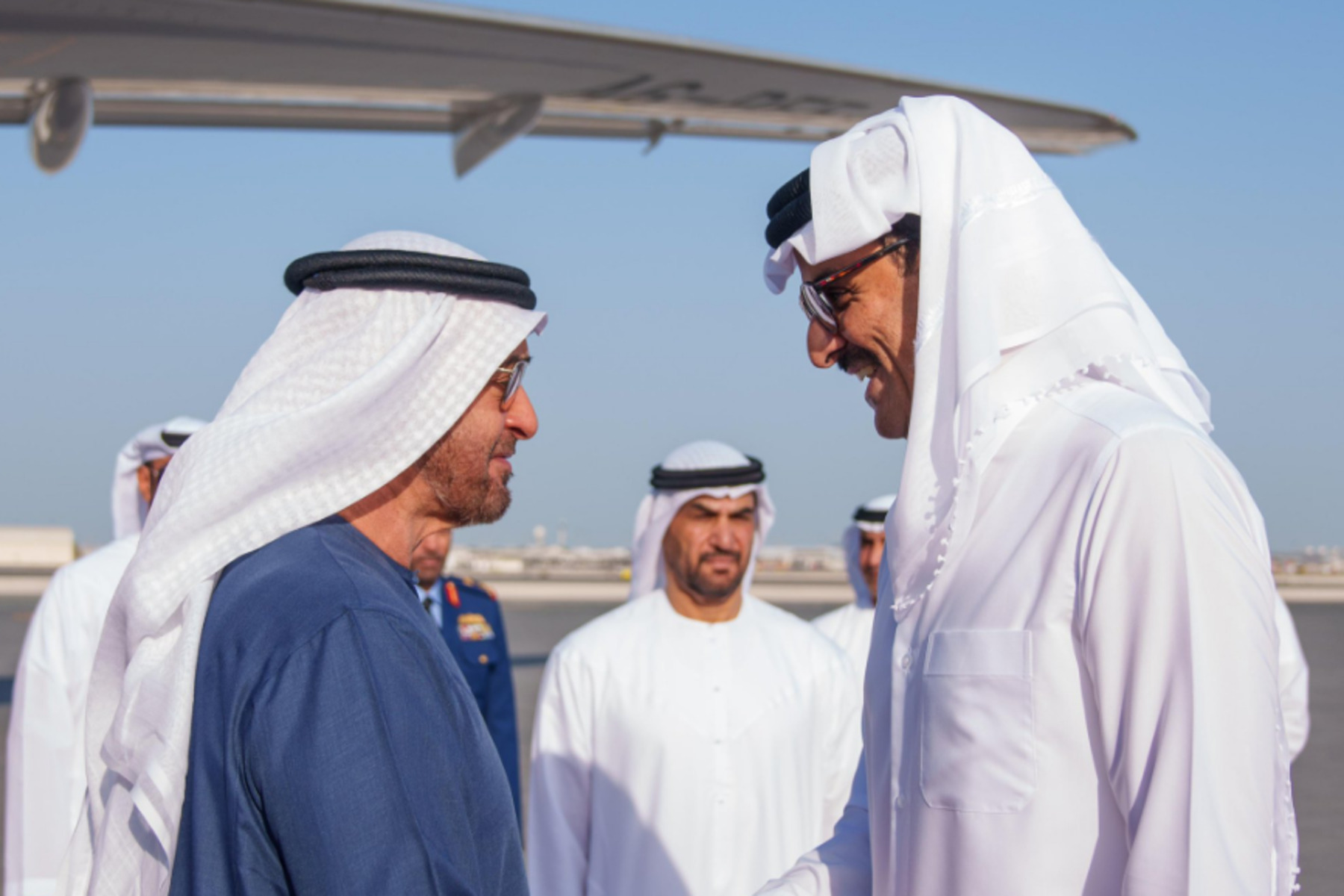 أجرى رئيس دولة الإمارات الشيخ محمد بن زايد آل نهيان زيارة جديدة إلى دولة قطر فيما دارت تساؤلات عن ما جرى بينه وبين الأمير القطري الشيخ تميم بن حمد آل ثاني.