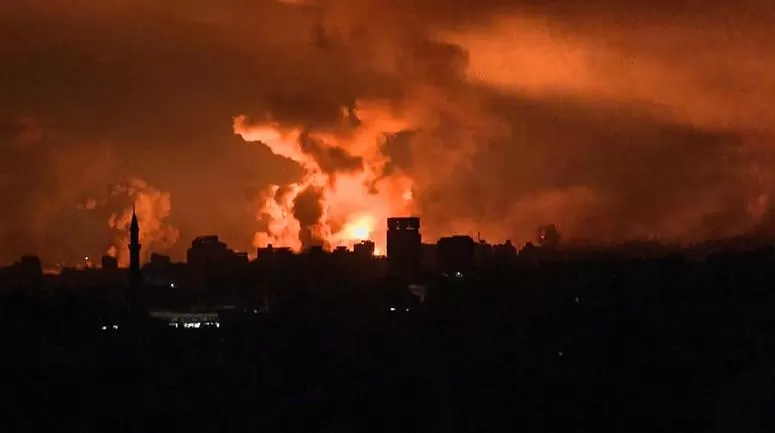 تصاعد أعمدة الدخان من المباني التي تعرضت لقصف إسرائيلي