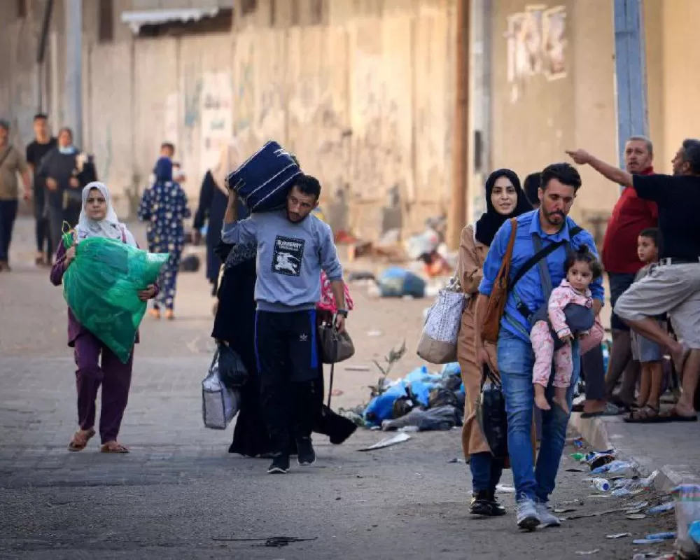 عائلات فلسطينية تحمل أمتعتها وتنزح من شمال غزة إلى جنوبها