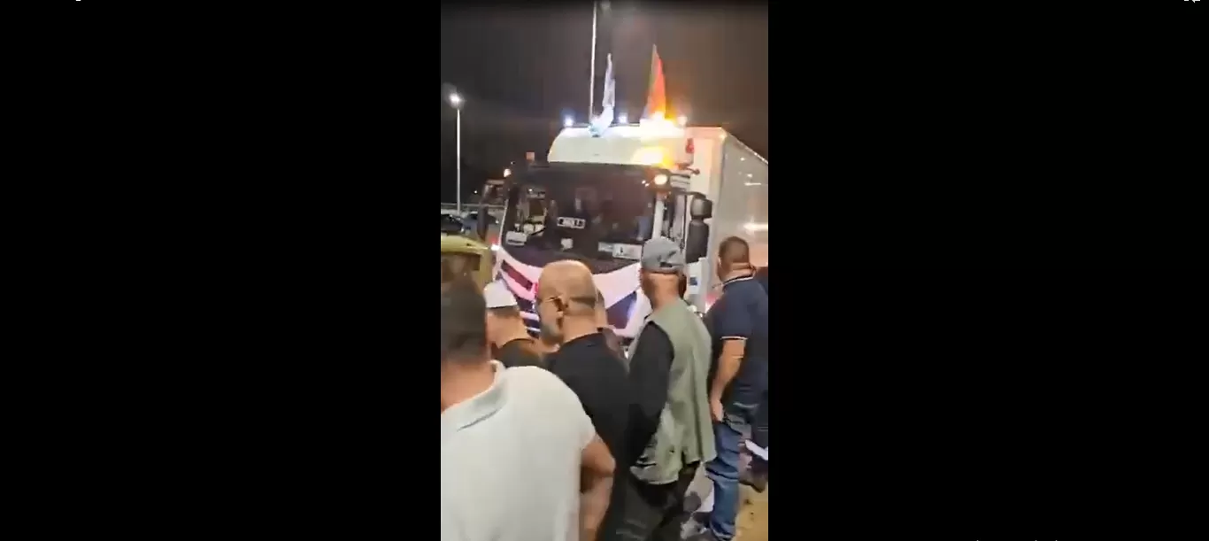 شاحنة محملة بالمساعدات عليها علم الاحتلال وعلم الدروز متجهة نحول جيش الاحتلال