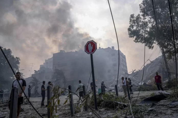 تناول موقع "العربي الجديد" في تحليل له السيناريوهات المحتملة لعملية الاجتياح البري لقطاع غزة التي تهدد بها إسرائيل وتحشد لها منذ أيام.