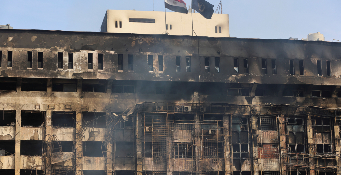 حريق ضخم التهم مبنى مديرية أمن الإسماعيلية