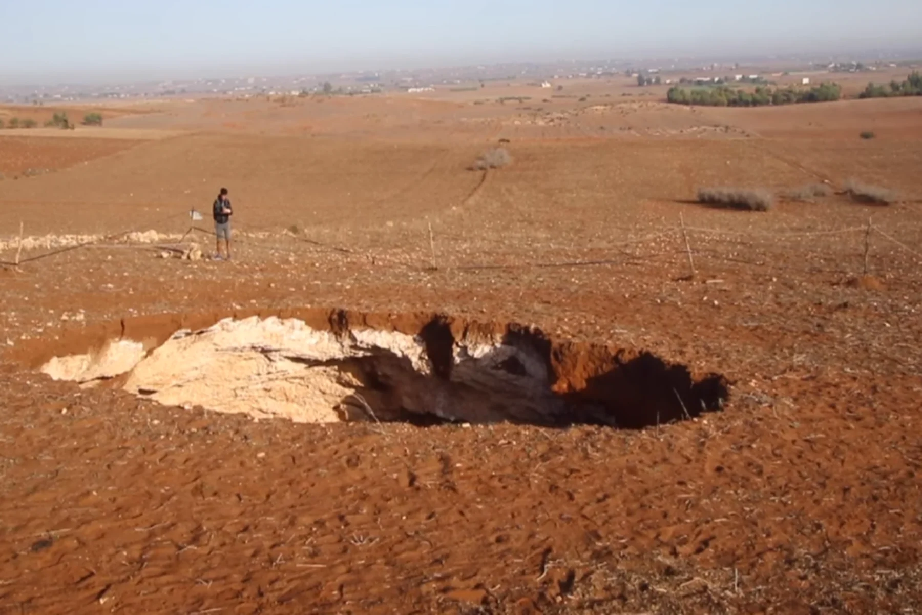 ظاهرة صادمة في المغرب تثير المخاوف بعد الزلزال .. حفرة ضخمة تظهر