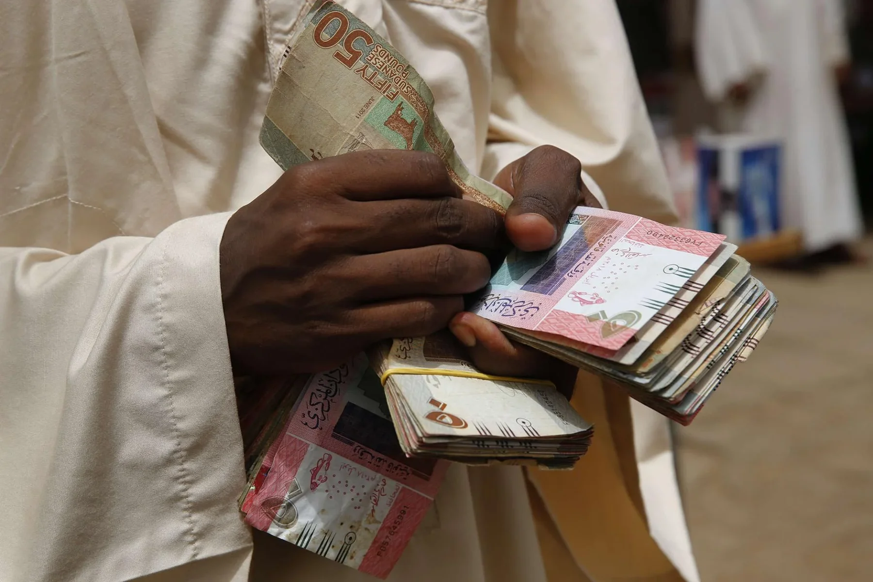 السودان.. ارتفاع كبير بسعر الدولار في السوق السوداء وقد يتخطى الـ1000 جنيه