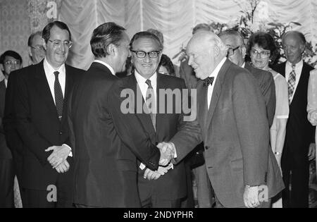 رئيس معهد اسبن روبرت اندرسون برفقه هنري كيسنجر في زيارة لليابان،يلتقيان رئيس الوزراء الياباني ياسوهيرو ناكاسون. عام ١٩٨٥.