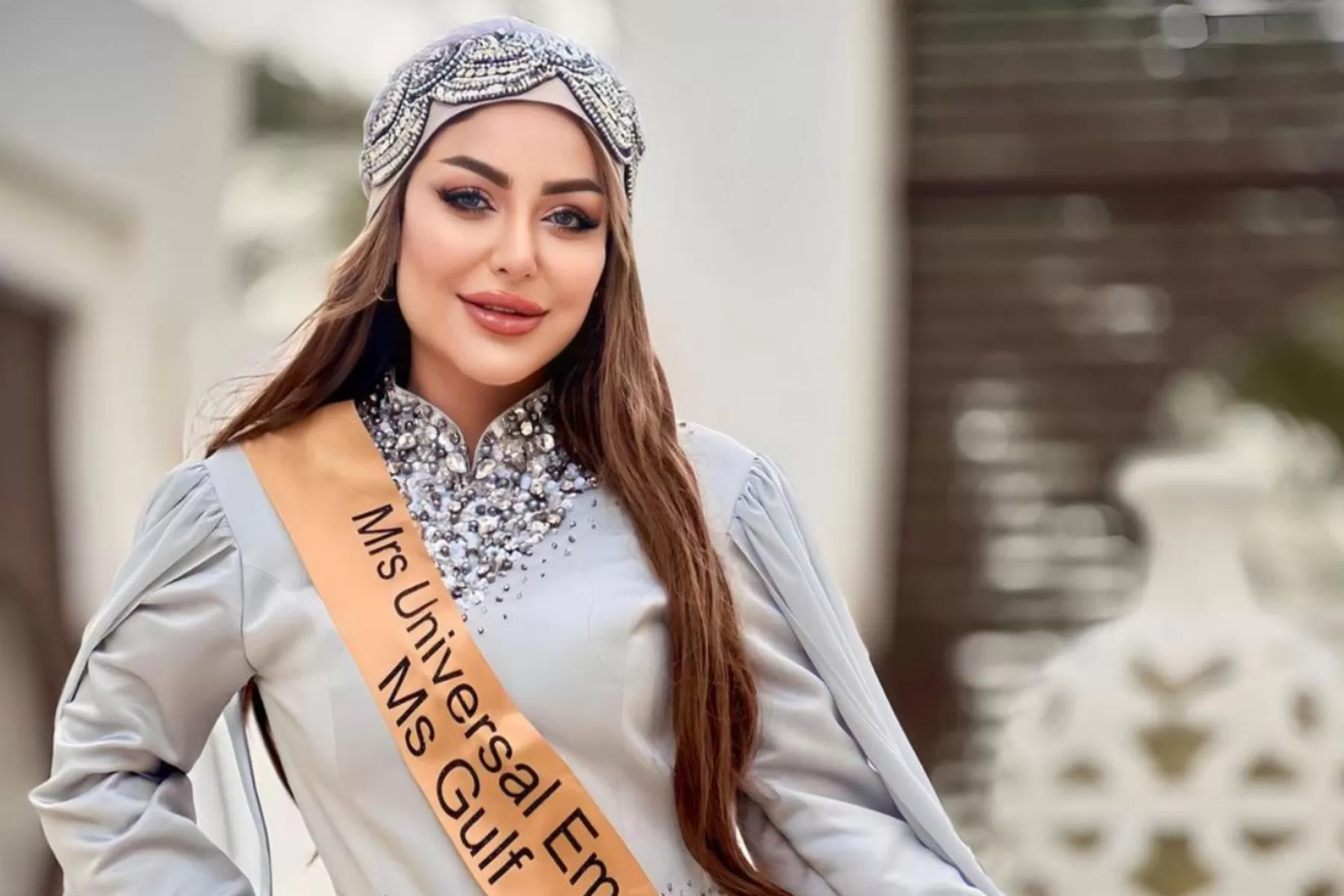ملكة جمال الخليج تلفت الأنظار بالعلم العماني في لندن (فيديو)