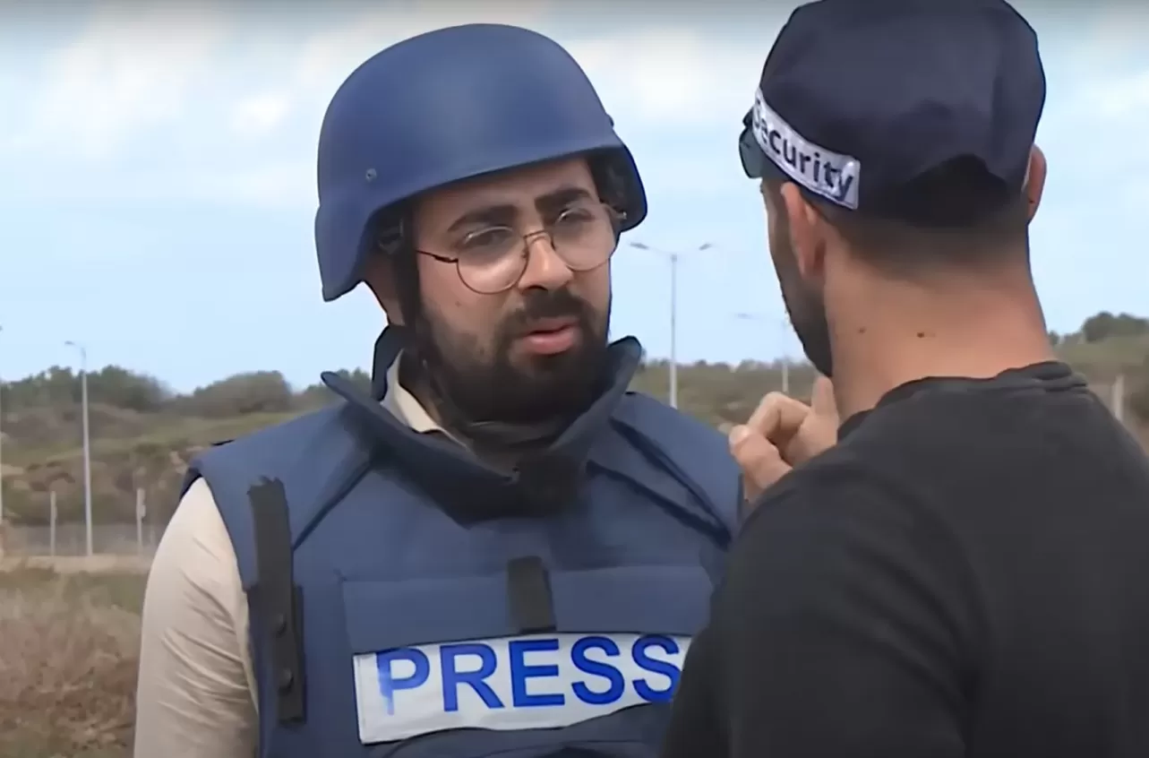 شرطي إسرائيلي يهدد مراسل قناة العربي