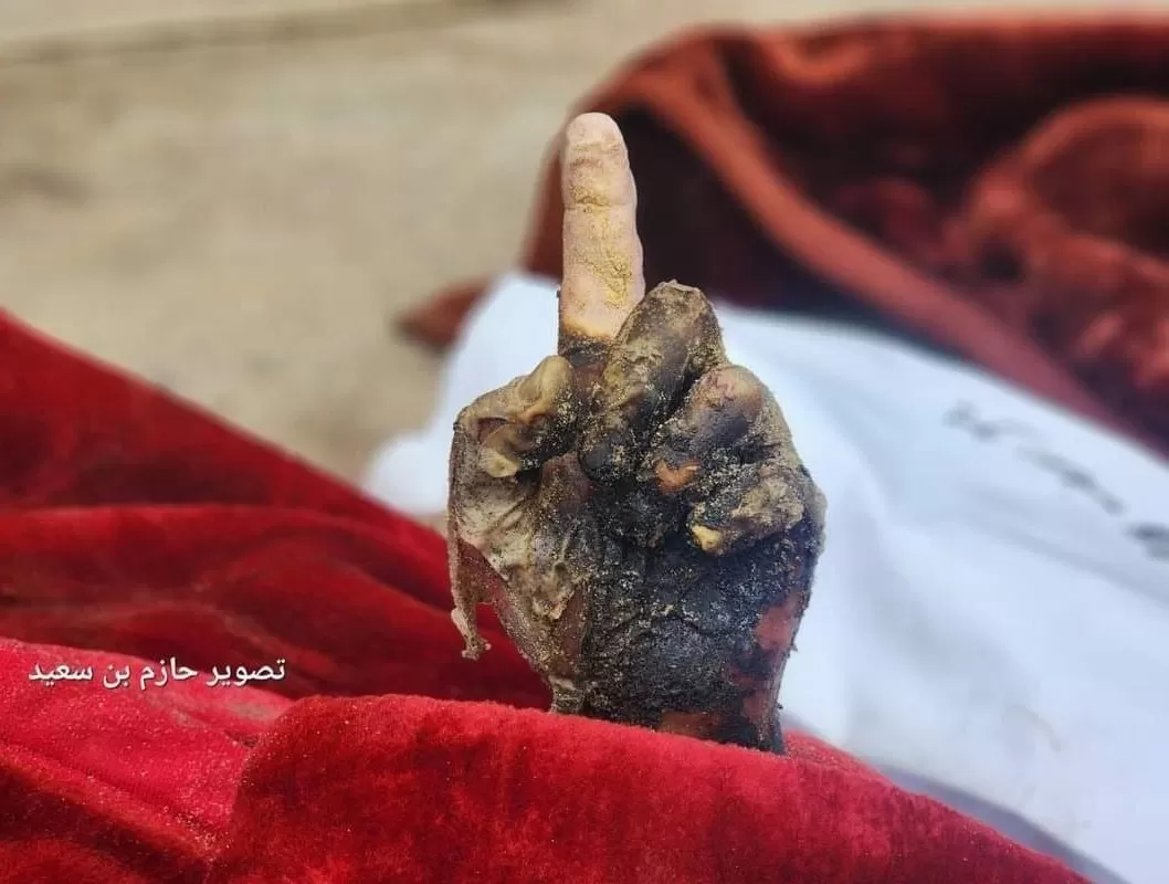 شهيد يرفع أصبع الشهادة