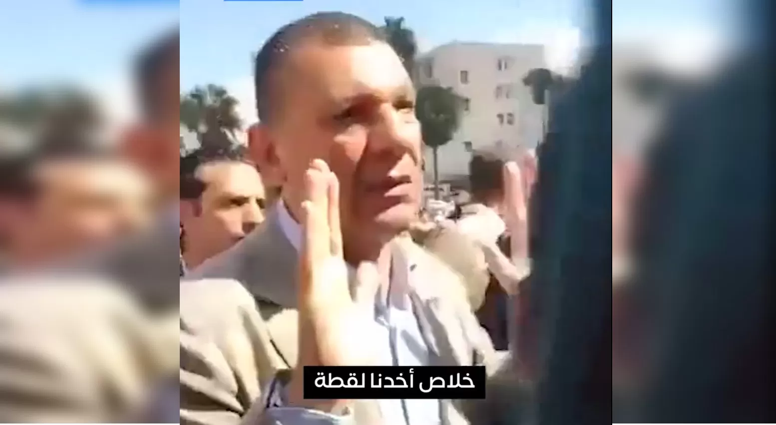 ضابط بالإسكندرية يحاول إنهاء المظاهرات التي خرجت لدعم غزة