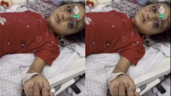 طفلة فلسطينية في المستشفى وتمسك ببعض النقود في يدها
