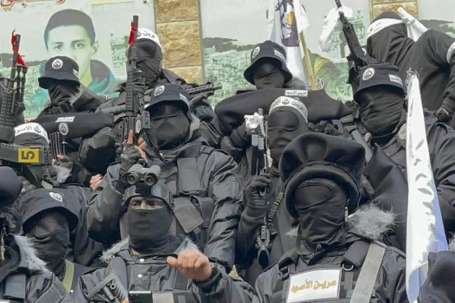 دعت مجموعة "عرين الأسود" الفلسطينية المسلحة في بيان لها، كل المقاومين بالضفة لتنفيذ عمليات إطلاق نار ضد الاحتلال وحددت الساعة 7 مساء، الاثنين، للانطلاق في كل مكان وبنفس الوقت.