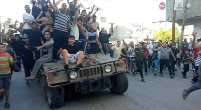 بعد أقل من ساعة من ظهور فيديو يوثق أسر المقاومة لجثة جندي، أظهر مقطع فيديو تمكن مقاتلي المقاومة من أسر مجندة إسرائيلية وإحضارها لقطاع غزة وهي على قيد الحياة.