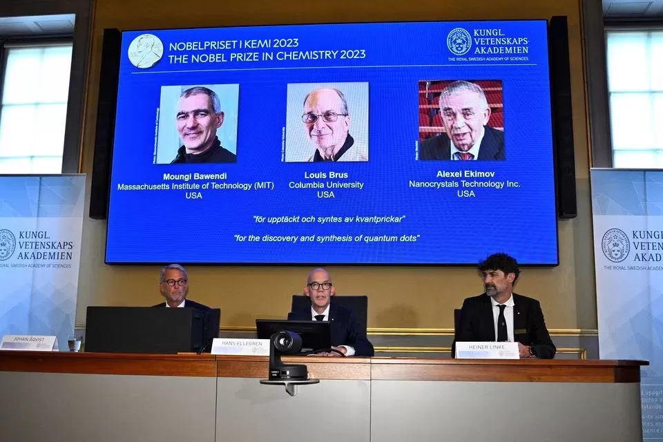 فاز العلماء منجي الباوندي ولويس بروس وأليكسي إكيموف بجائزة نوبل في الكيمياء لعام 2023