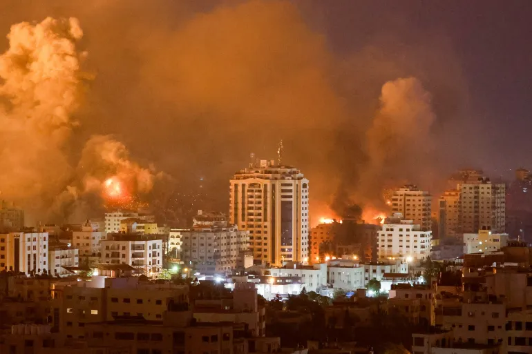 أعمدة الدخان تتصاعد في سماء غزة إثر القصف الصهيوني