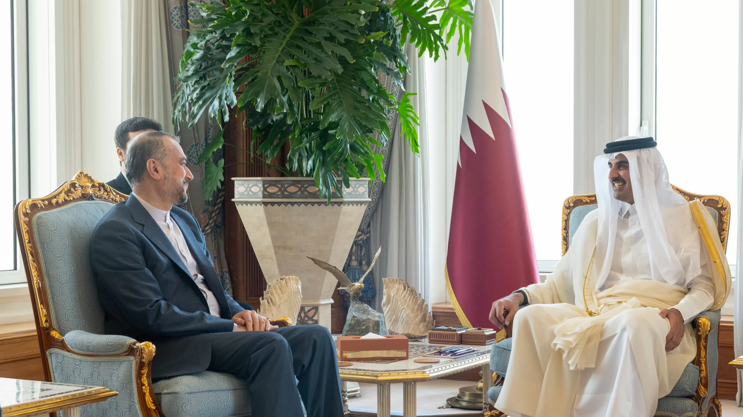 أمير قطر تميم بن حمد ووزير الخارجية الإيراني حسين أمير عبد اللهيان