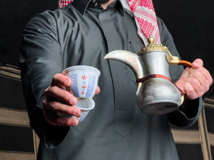 لا يعرف الكثيرون ممن يستهلون صباحهم بفنجان قهوة كل يوم أن هذا المشروب كان إلى بدايات القرن الماضي مشروباً محرماً بفتاوى شرعية في العديد من البلدان العربية ومنها السعودية