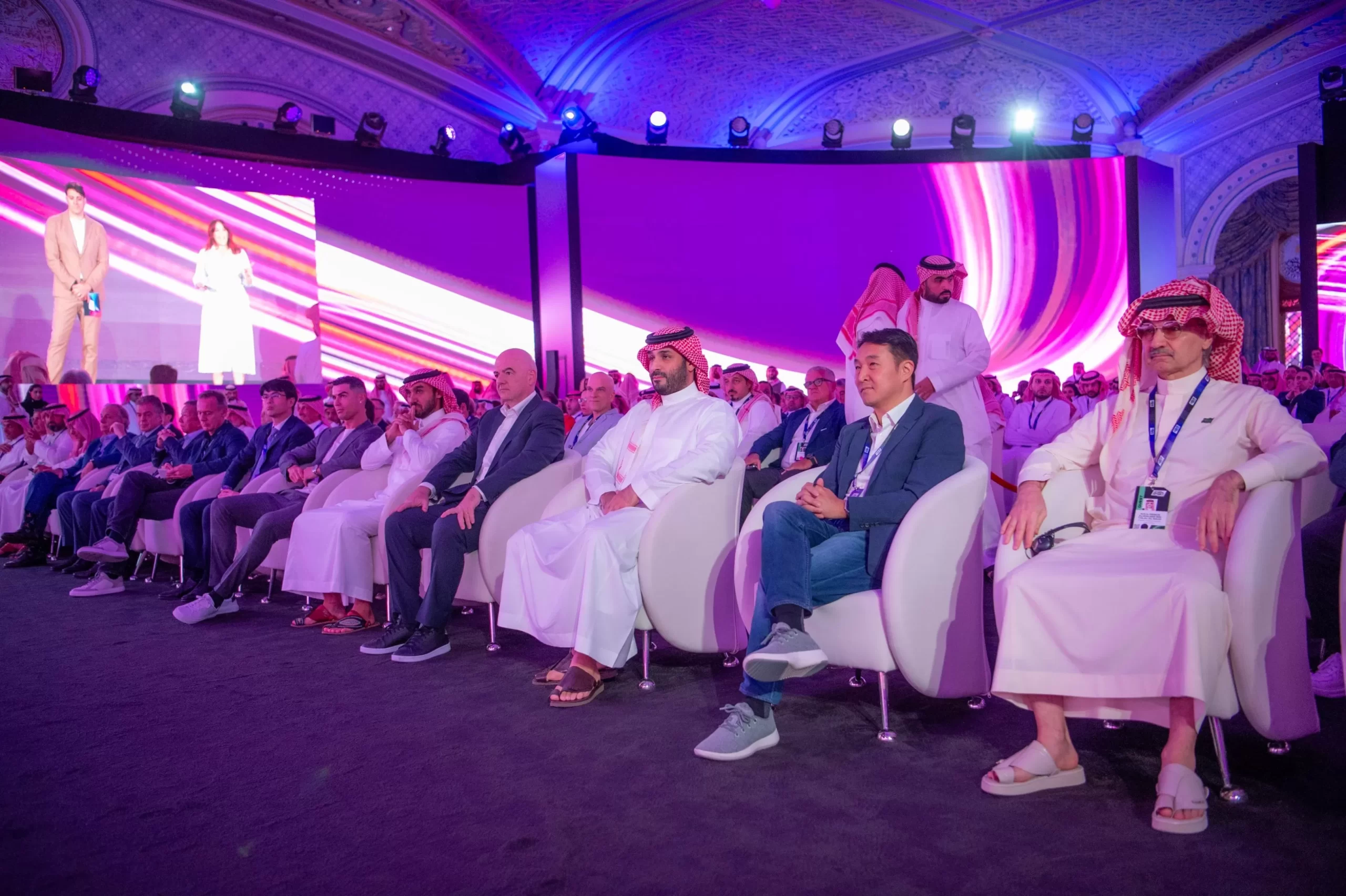 محمد بن سلمان بجانب رونالدو في حفل افتتاح بطولة للألعاب الإلكترونية