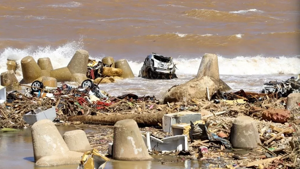 مركبة مدمرة ملقاة على شاطئ البحر، بعد الفيضانات القاتلة في مدينة درنة شرق ليبيا