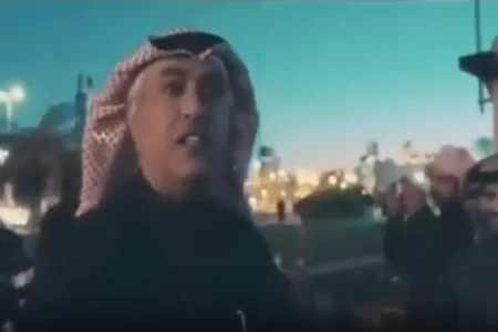 انفجر أحد المواطنين الكويتيين المتظاهرين في ساحة "الإرادة" تضامنا ونصرة لفلسطين وغزة، في وجه الجميع، شاتما الولايات المتحدة والزعماء العرب.