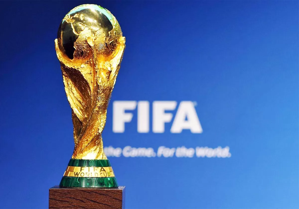 كأس العالم وخلفه شعار الفيفا