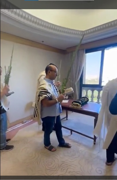 وزير الاتصالات الإسرائيلي يؤدي طقوسا تلمودية في كنيس مؤقت