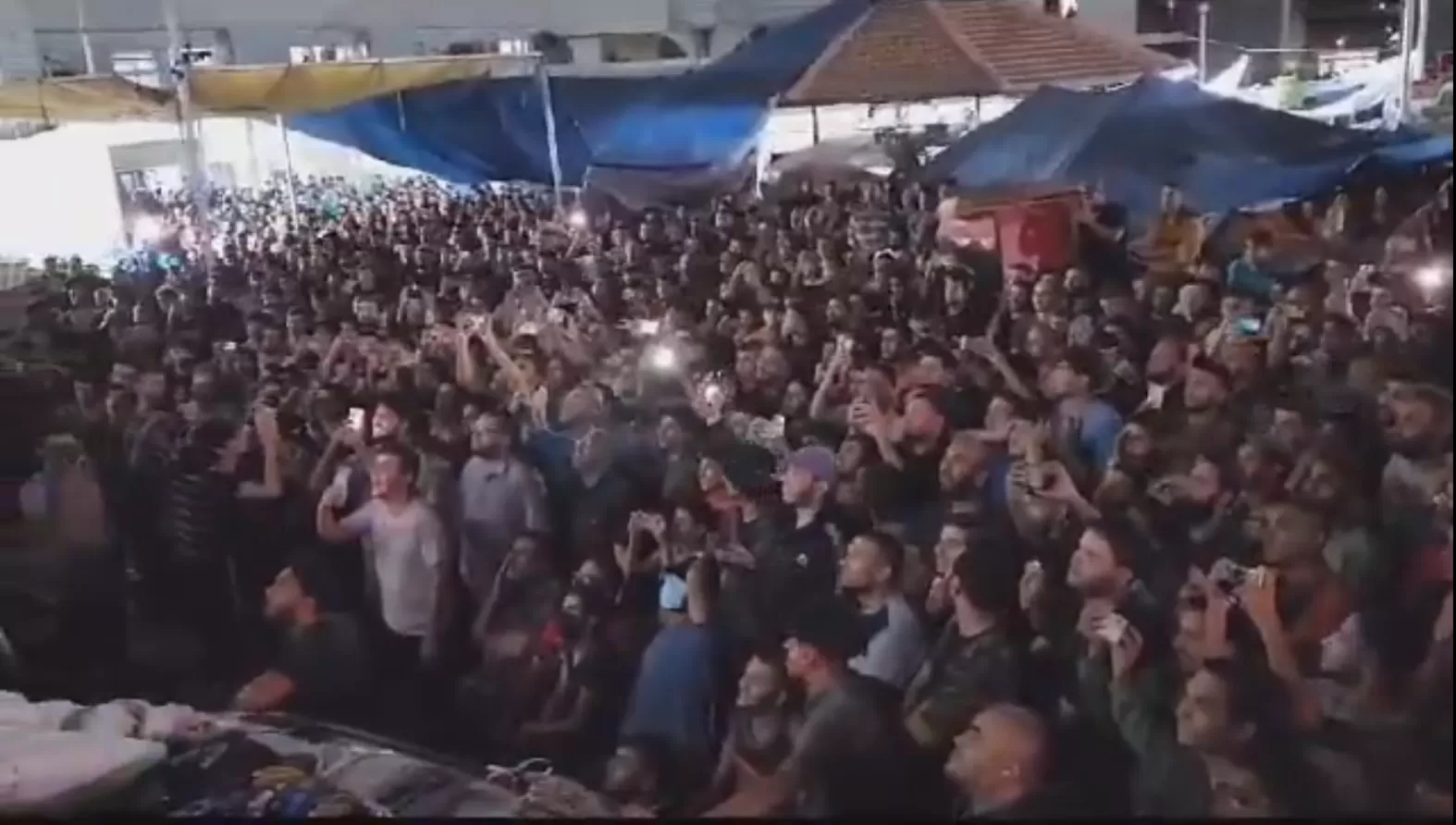 تازحون في مستشفى الشفاء يشاهدون فيديوهات تدمير القسام لآليات عسكرية إسرائيلية