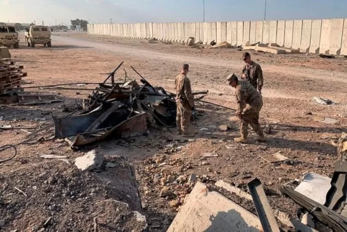 آثار القصف الذي طال قاعدة عين الأسد الأمريكية في العراق