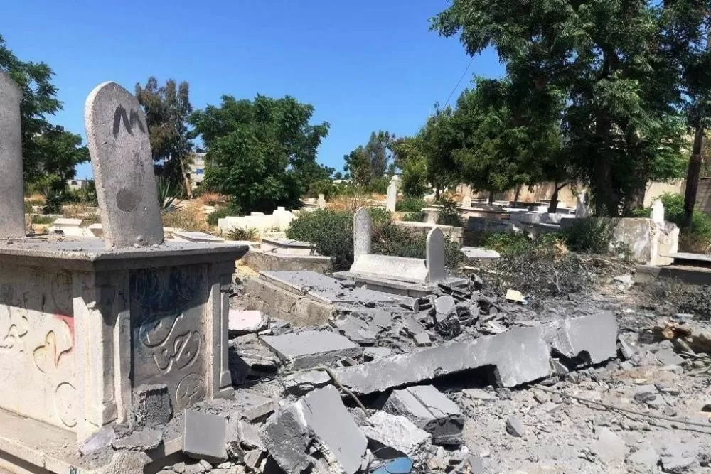 أثار الدمار في مقبرة بيت لاهيا بعد قصف الاحتلال