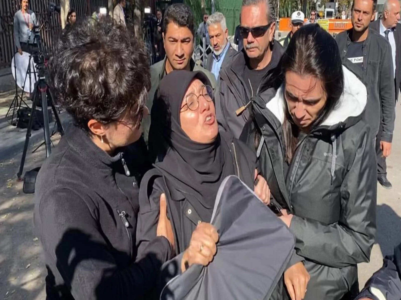 "بلينكن قاتل الأطفال" هتاف سيدة تركية قرب مبنى الخارجية في أنقرة (فيديو)