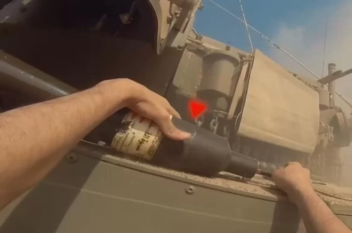 مقاتل قسامي يضع عبوة ناسفة على دبابة إسرائيلية