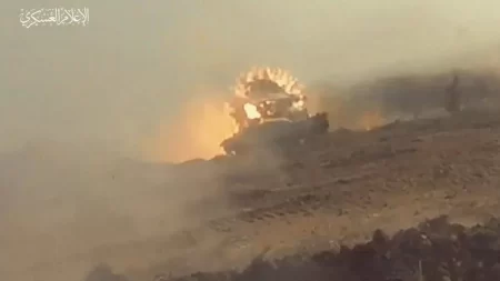 لحظة انفجار آلية عسركية تابعة لجيش الاحتلال استهدفها مقاتلو القسام