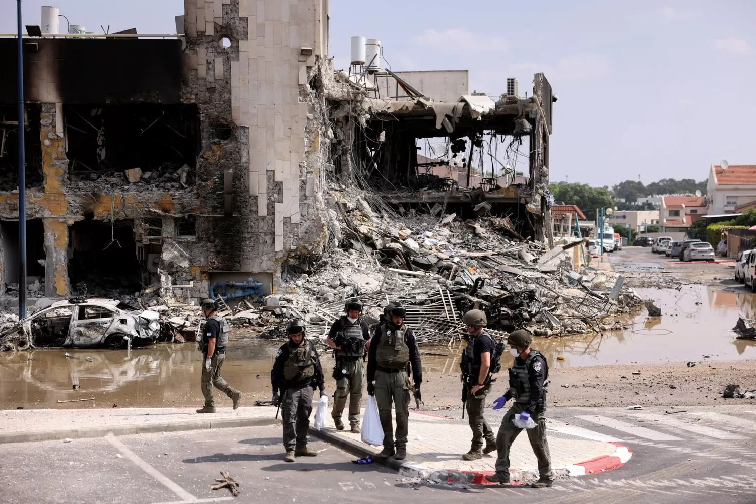قوات الاحتلال أمام مبنى مدمر في غزة