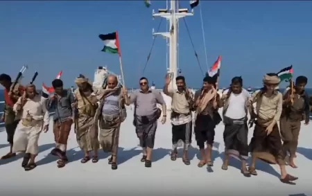 الحوثيون يرقصون بالأعلام الفلسطينية فوق السفينة الإسرائيلية المختطفة