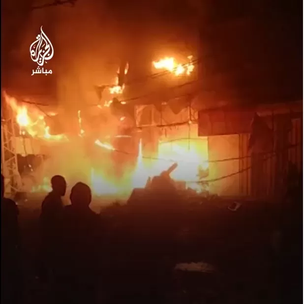 اندلاع النيران في منزل بعد قصفه من قوات الاحتلال ساعات قبل بدء الهدنة
