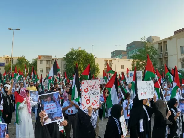 بحرينيون يحملون الأعلام الفلسطينية ويتظاهرون نصرة لغزة