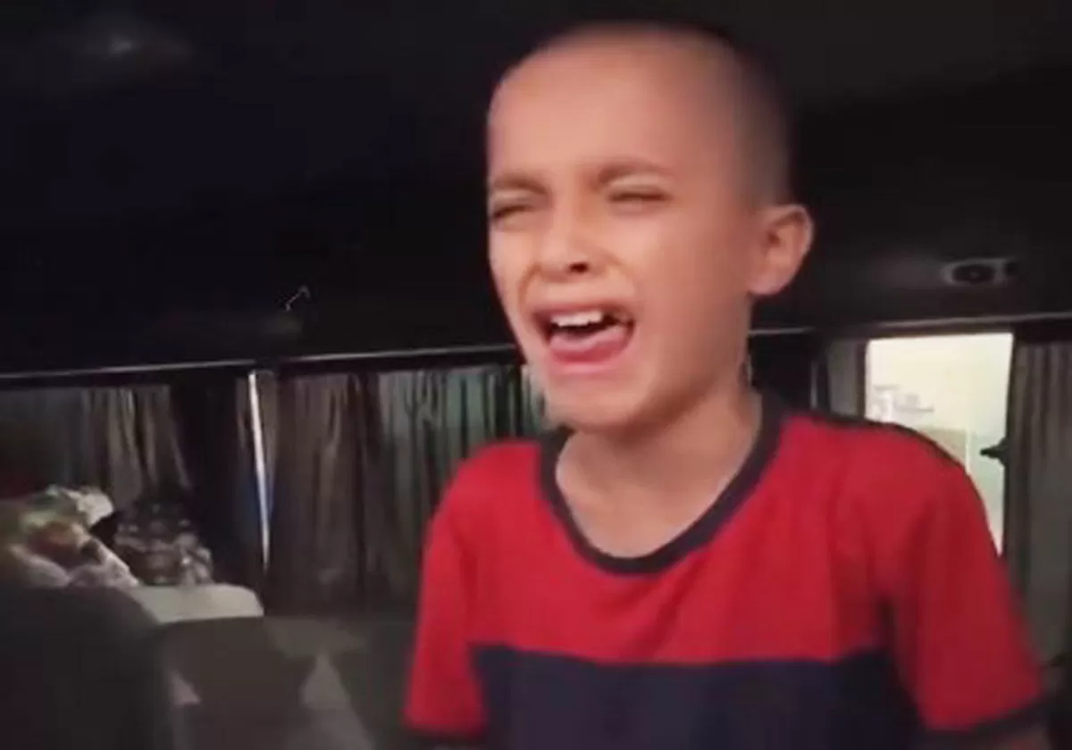 طفل فلسطيني يبكي ويطالب بوقف إطلاق النار في غزة