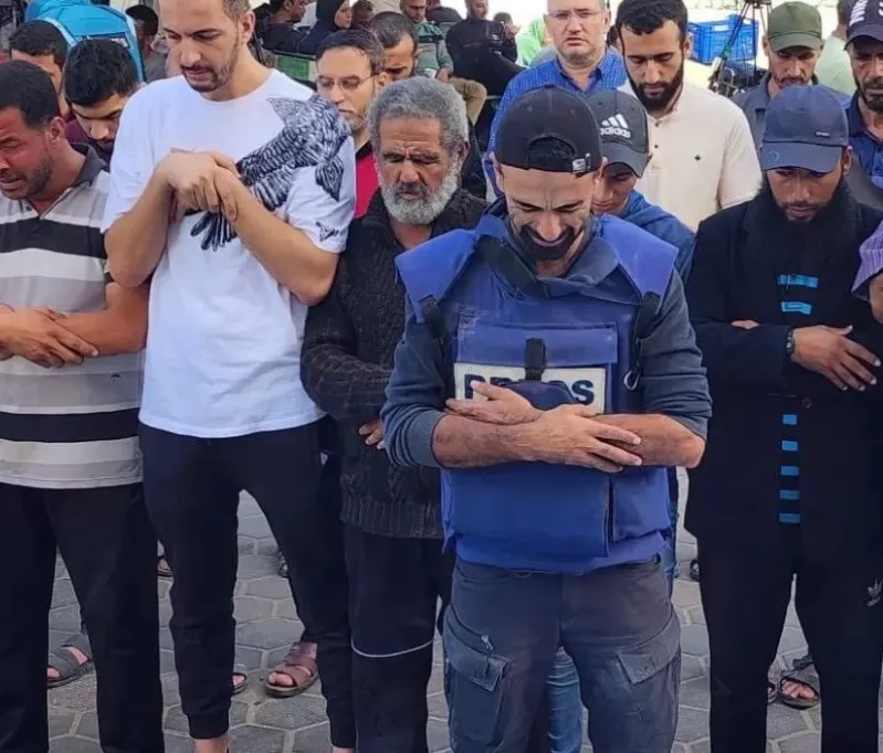محمد العالول يصلي الجنازة على أطفاله برفقة عدد من الفلسطينيين